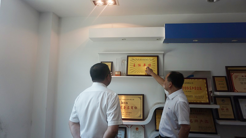 倉(cāng)山區(qū)人大阮鋒主任一行蒞臨澳藍(lán)調(diào)研指導(dǎo)