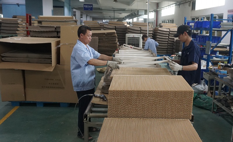 澳藍(lán)車間開(kāi)足馬力忙生產(chǎn) 一線員工加班加點(diǎn)確保訂單按時(shí)交付